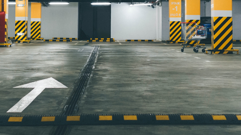 Νεκρός άνδρας σε πάρκινγκ στο Μικρολίμανο ύστερα από πτώση